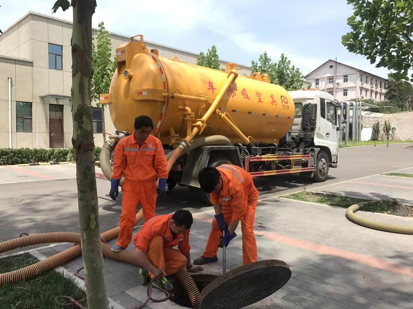 大峪镇管道疏通车停在窨井附近