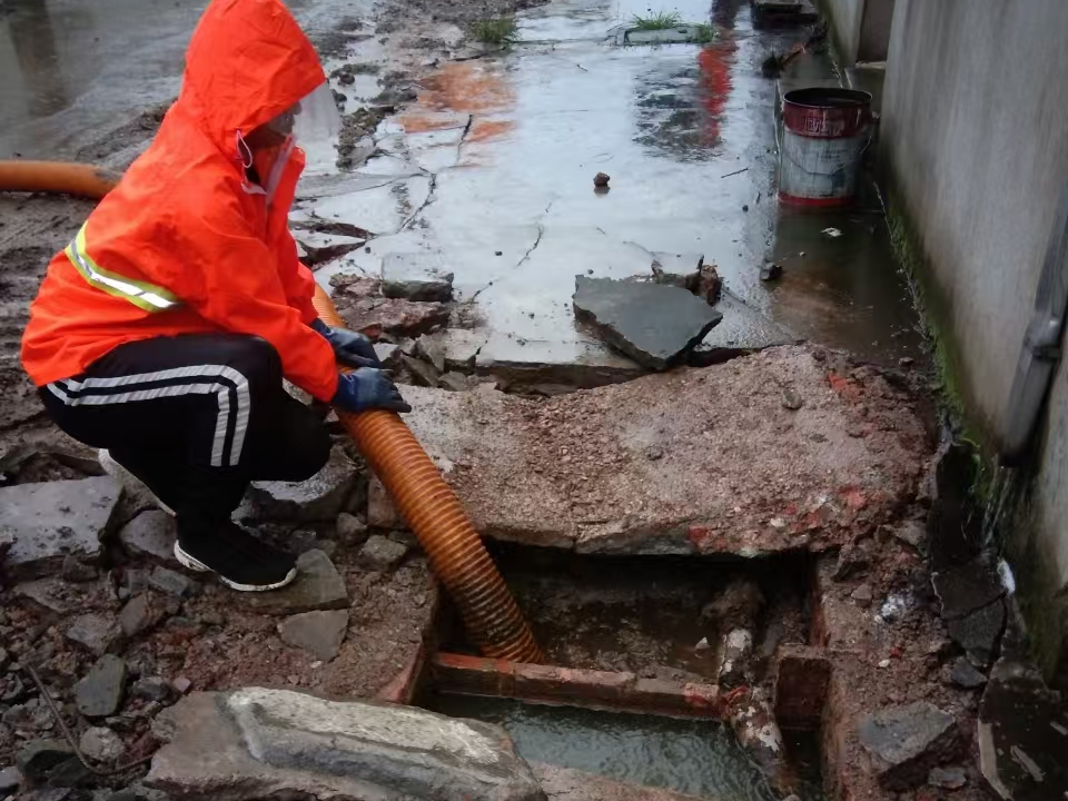 大峪镇专业清理污水池 炜誉市政以规范流程守护城市 “肠道”